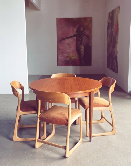 Table scandinave