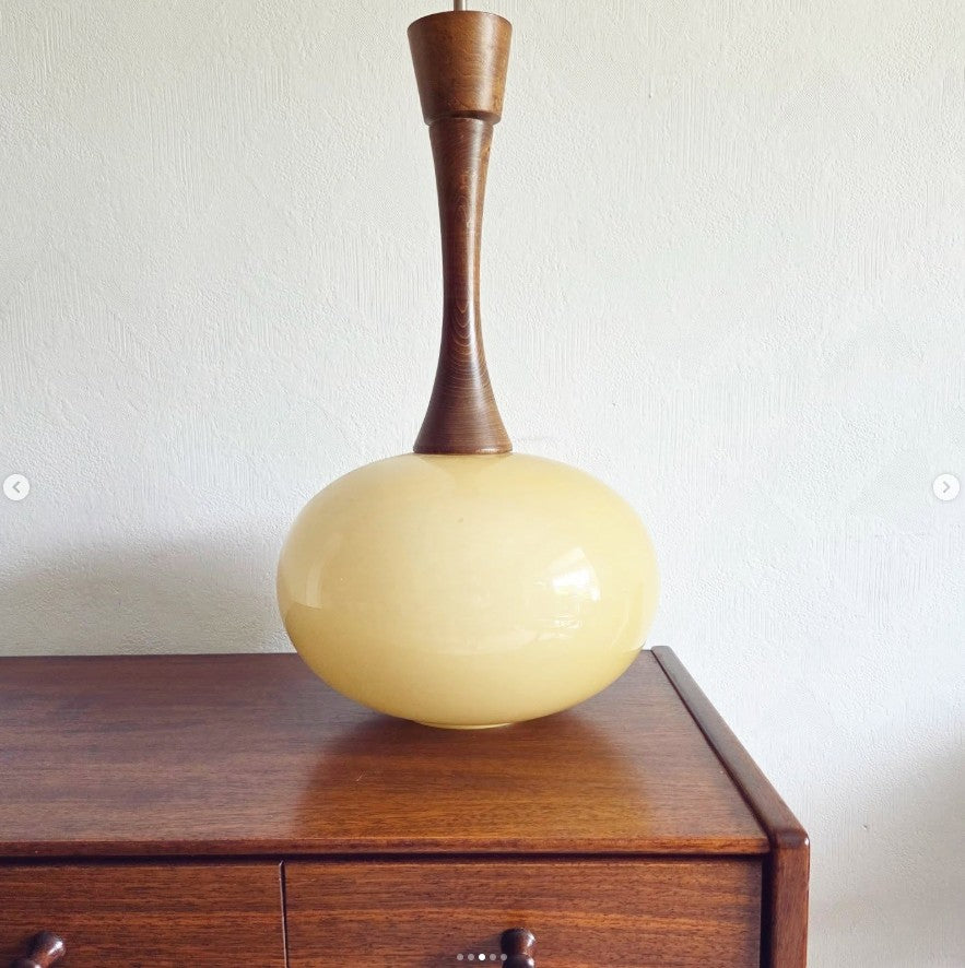 Suspension scandinave en bois de noyer, globe opaline.