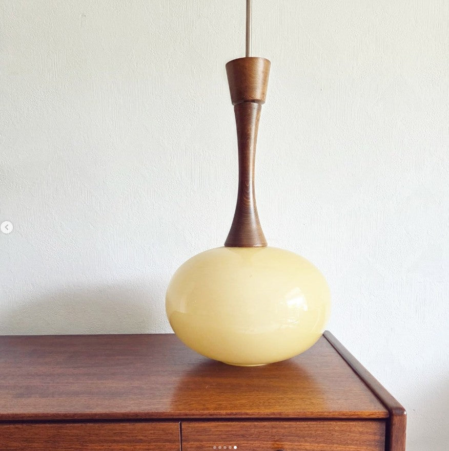 Suspension scandinave en bois de noyer, globe opaline.