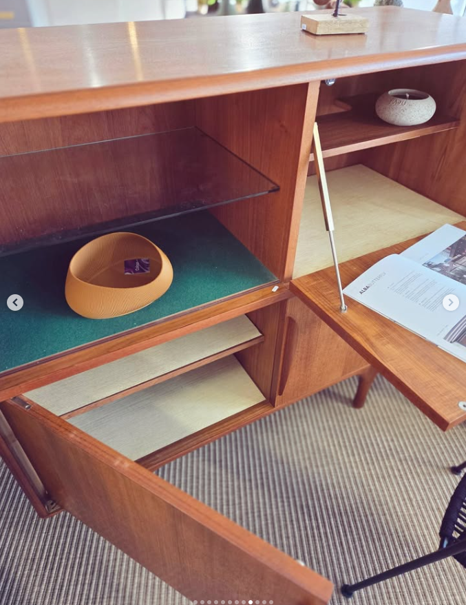 Petit buffet par designers Tricoire et Vecchione pour LV Meuble Tele Paris