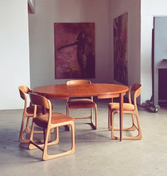 Table scandinave