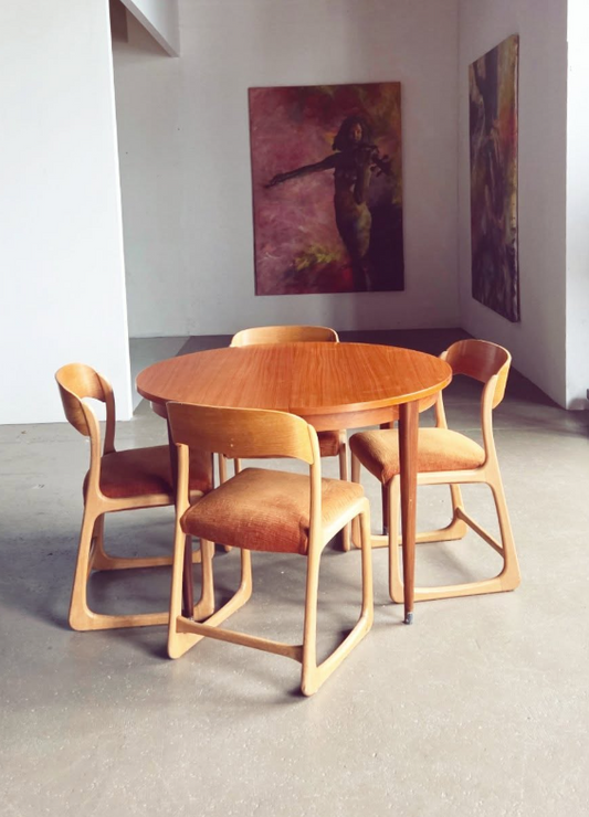 Table scandinave