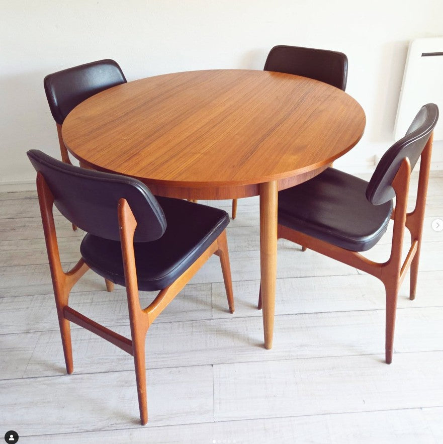 Table scandinave avec une rallonge papillon