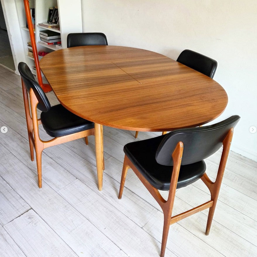 Table scandinave avec une rallonge papillon