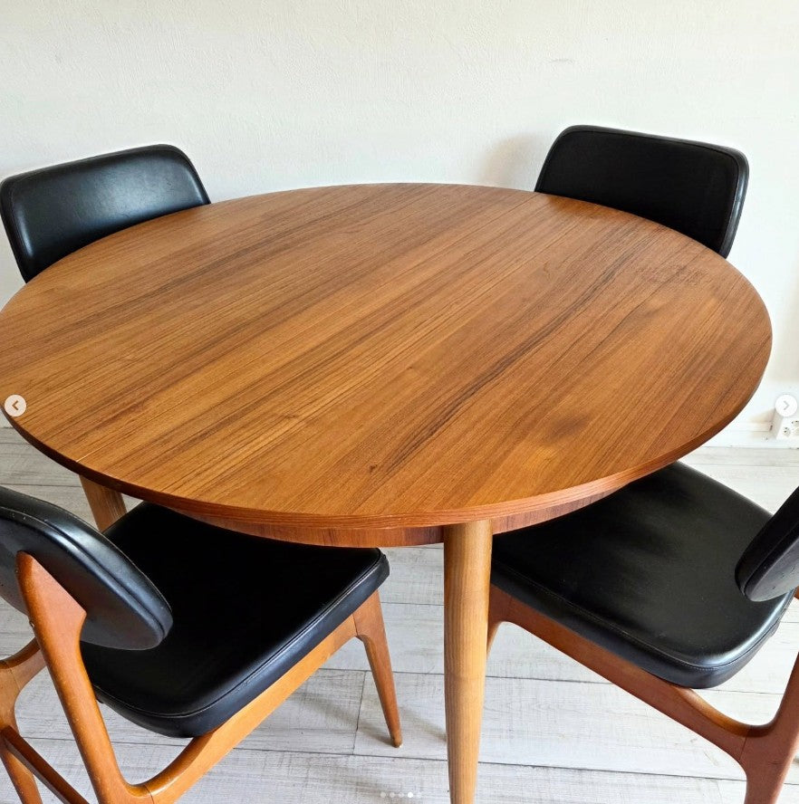 Table scandinave avec une rallonge papillon