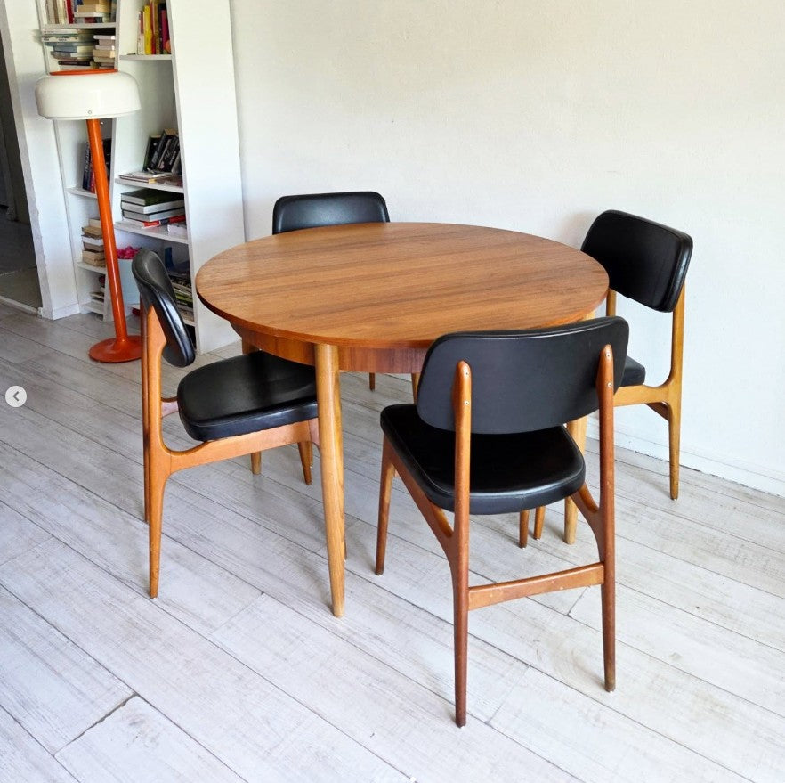 Table scandinave avec une rallonge papillon