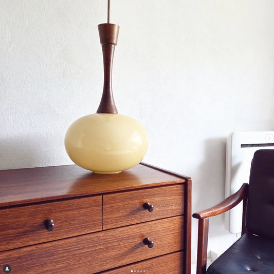 Suspension scandinave en bois de noyer, globe opaline.