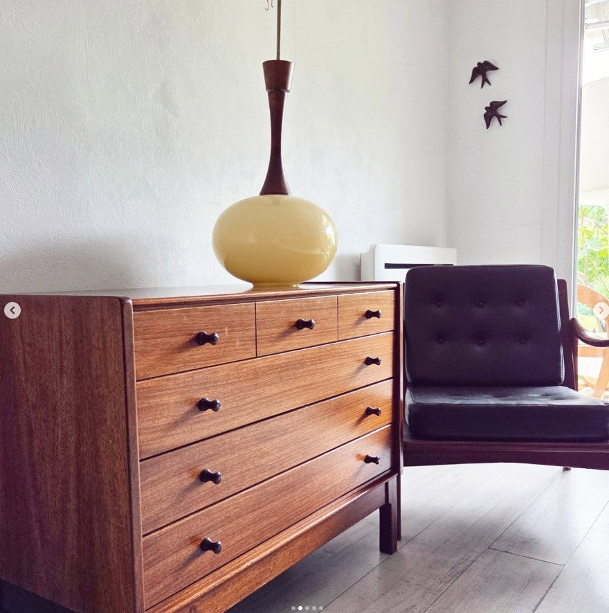 Suspension scandinave en bois de noyer, globe opaline.