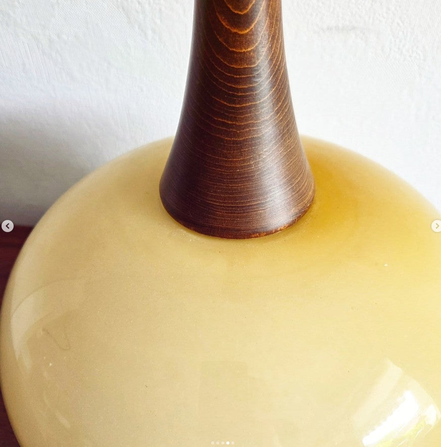 Suspension scandinave en bois de noyer, globe opaline.