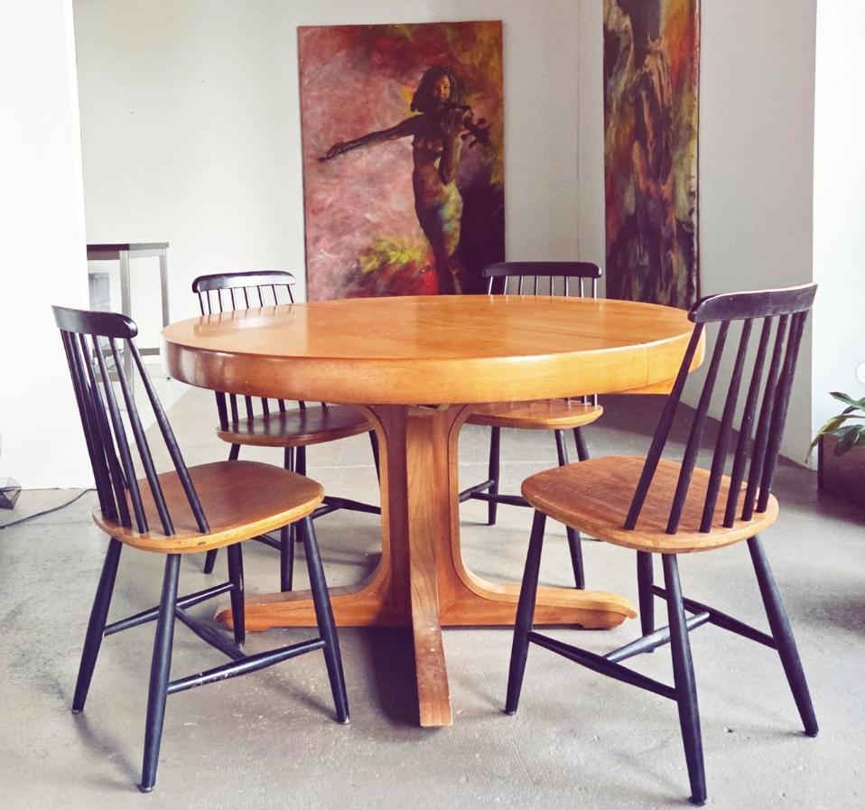 Table scandinave