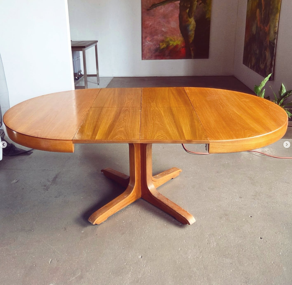 Table scandinave