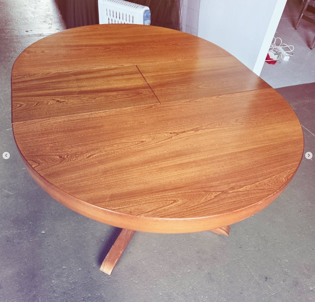 Table scandinave