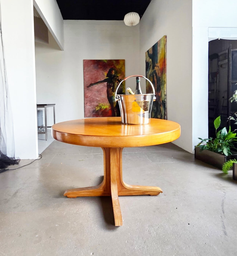 Table scandinave