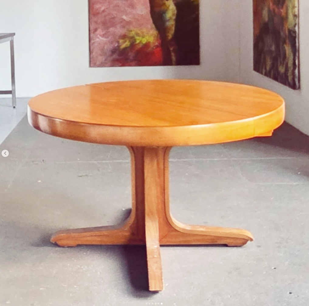 Table scandinave