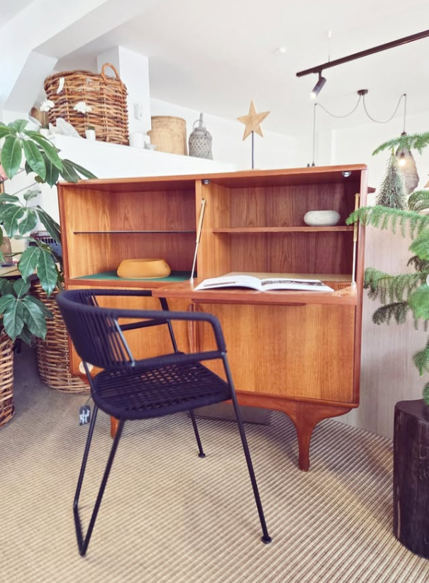 Petit buffet par designers Tricoire et Vecchione pour LV Meuble Tele Paris